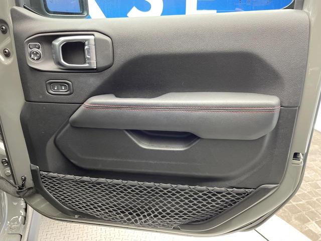 ジープ・ラングラーアンリミテッド ルビコン　黒革シート　レーダークルーズ　純正ナビ　ＡｐｐｌｅＣａｒＰｌａｙ　全周囲カメラ　前席シートヒーター　オートエアコン　キーレスエントリー　ＬＥＤヘッドランプ　純正１７インチアルミホイール　ＥＴＣ　禁煙車（34枚目）