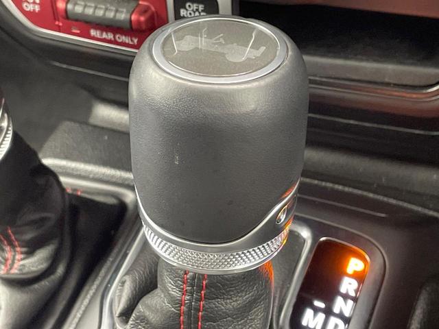 ジープ・ラングラーアンリミテッド ルビコン　黒革シート　レーダークルーズ　純正ナビ　ＡｐｐｌｅＣａｒＰｌａｙ　全周囲カメラ　前席シートヒーター　オートエアコン　キーレスエントリー　ＬＥＤヘッドランプ　純正１７インチアルミホイール　ＥＴＣ　禁煙車（45枚目）