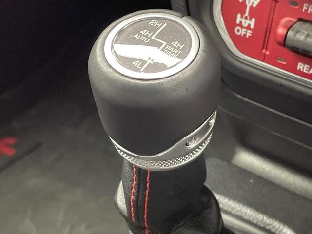 ジープ・ラングラーアンリミテッド ルビコン　黒革シート　レーダークルーズ　純正ナビ　ＡｐｐｌｅＣａｒＰｌａｙ　全周囲カメラ　前席シートヒーター　オートエアコン　キーレスエントリー　ＬＥＤヘッドランプ　純正１７インチアルミホイール　ＥＴＣ　禁煙車（46枚目）