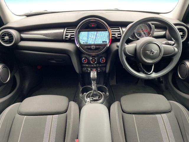 ＭＩＮＩ クーパーＳ　５ドア　純正ナビ　Ｂｌｕｅｔｏｏｔｈ　コンフォートアクセス　ＬＥＤヘッドランプ　純正１６インチアルミホイール　アイドリングストップ　横滑り防止装置　盗難防止システム　ＵＳＢ入力端子　ＥＴＣ　禁煙車（2枚目）