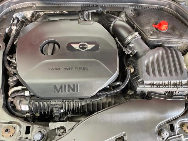 ＭＩＮＩ クーパーＳ　５ドア　純正ナビ　Ｂｌｕｅｔｏｏｔｈ　コンフォートアクセス　ＬＥＤヘッドランプ　純正１６インチアルミホイール　アイドリングストップ　横滑り防止装置　盗難防止システム　ＵＳＢ入力端子　ＥＴＣ　禁煙車（20枚目）