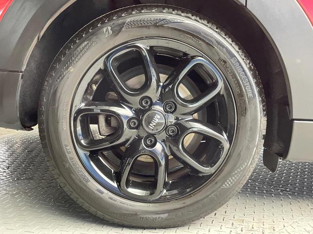 ＭＩＮＩ クーパーＳ　５ドア　純正ナビ　Ｂｌｕｅｔｏｏｔｈ　コンフォートアクセス　ＬＥＤヘッドランプ　純正１６インチアルミホイール　アイドリングストップ　横滑り防止装置　盗難防止システム　ＵＳＢ入力端子　ＥＴＣ　禁煙車（29枚目）