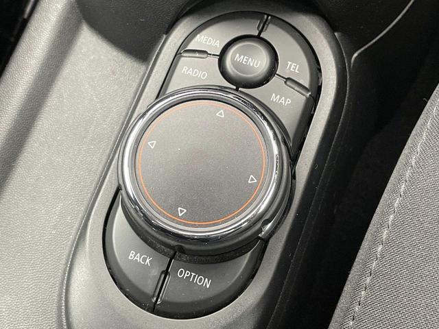 ＭＩＮＩ クーパーＳ　５ドア　純正ナビ　Ｂｌｕｅｔｏｏｔｈ　コンフォートアクセス　ＬＥＤヘッドランプ　純正１６インチアルミホイール　アイドリングストップ　横滑り防止装置　盗難防止システム　ＵＳＢ入力端子　ＥＴＣ　禁煙車（43枚目）