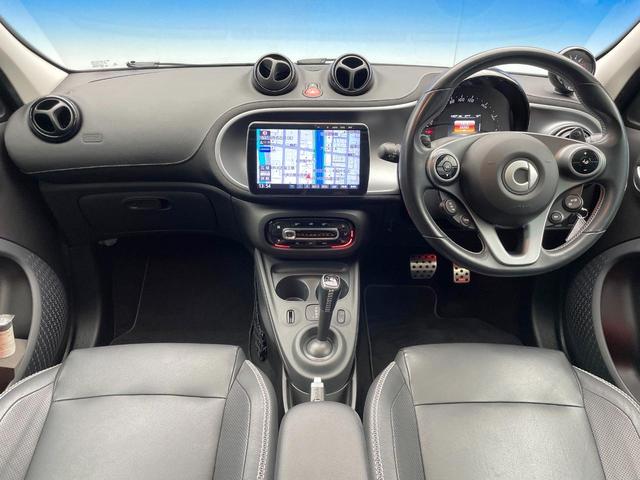 スマートフォーフォー ＢＲＡＢＵＳ　エクスクルーシブ　パノラミックガラスルーフ　バックカメラ　ＬＥＤヘッド　クルーズコントロール　フルセグＴＶ　前席シートヒーター　Ｂｌｕｅｔｏｏｔｈ　禁煙車　ＥＴＣ　純正１７インチアルミホイール　アイドリングストップ（2枚目）