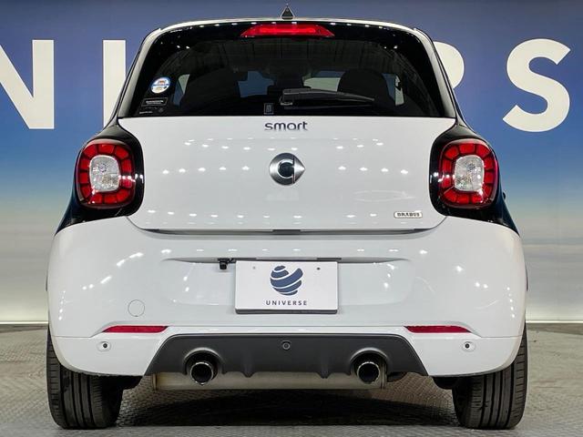 スマートフォーフォー ＢＲＡＢＵＳ　エクスクルーシブ　パノラミックガラスルーフ　バックカメラ　ＬＥＤヘッド　クルーズコントロール　フルセグＴＶ　前席シートヒーター　Ｂｌｕｅｔｏｏｔｈ　禁煙車　ＥＴＣ　純正１７インチアルミホイール　アイドリングストップ（16枚目）