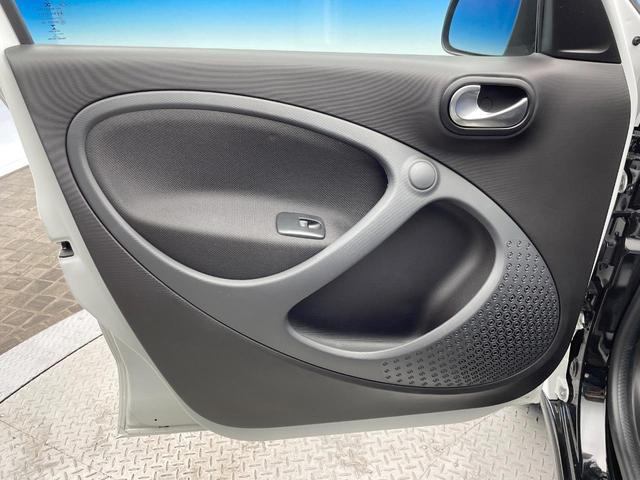 スマートフォーフォー ＢＲＡＢＵＳ　エクスクルーシブ　パノラミックガラスルーフ　バックカメラ　ＬＥＤヘッド　クルーズコントロール　フルセグＴＶ　前席シートヒーター　Ｂｌｕｅｔｏｏｔｈ　禁煙車　ＥＴＣ　純正１７インチアルミホイール　アイドリングストップ（32枚目）