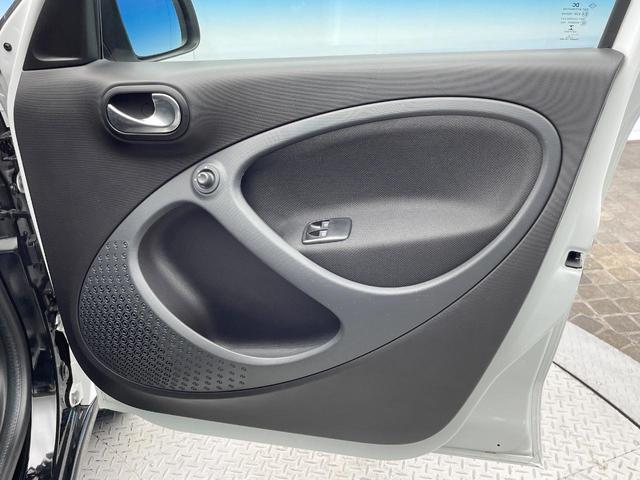 スマートフォーフォー ＢＲＡＢＵＳ　エクスクルーシブ　パノラミックガラスルーフ　バックカメラ　ＬＥＤヘッド　クルーズコントロール　フルセグＴＶ　前席シートヒーター　Ｂｌｕｅｔｏｏｔｈ　禁煙車　ＥＴＣ　純正１７インチアルミホイール　アイドリングストップ（33枚目）