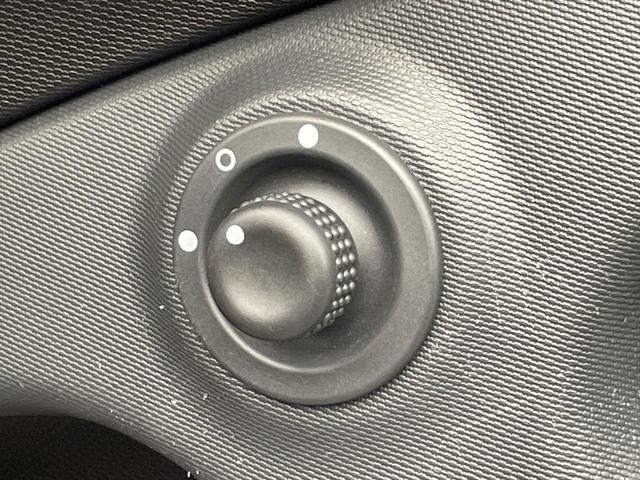 スマートフォーフォー ＢＲＡＢＵＳ　エクスクルーシブ　パノラミックガラスルーフ　バックカメラ　ＬＥＤヘッド　クルーズコントロール　フルセグＴＶ　前席シートヒーター　Ｂｌｕｅｔｏｏｔｈ　禁煙車　ＥＴＣ　純正１７インチアルミホイール　アイドリングストップ（41枚目）