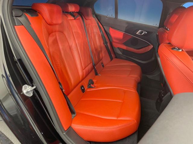 １シリーズ １１８ｄ　Ｍスポーツ　プラスパッケージ　ｉＤｒｉｖｅナビゲーションパッケージ　赤革シート　レーダークルーズ　純正ナビ　ＡｐｐｌｅＣａｒＰｌａｙ　バックカメラ　クリアランスソナー　コンフォートアクセス　ＥＴＣ車載器　禁煙車（10枚目）