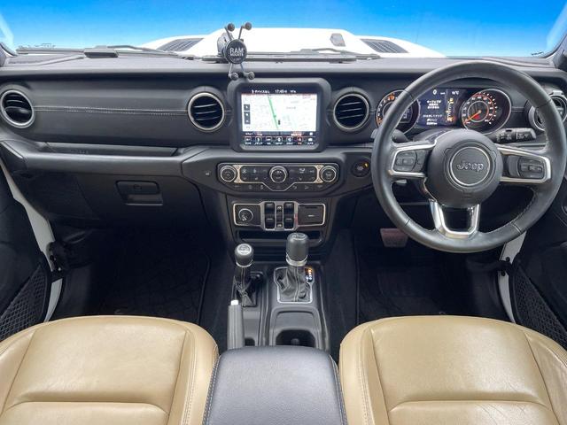 ジープ・ラングラーアンリミテッド サハラ ローンチエディション アップルカープレイ バックカメラ オートクルーズコントロール 前席シートヒーター ALPINE製スピーカー ブラインドスポットアシスト ステアリングヒーター 純正ナビ LEDヘッドライト 禁煙車(2枚目)