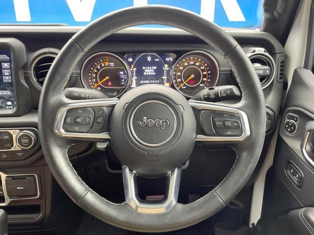 ジープ・ラングラーアンリミテッド サハラ ローンチエディション アップルカープレイ バックカメラ オートクルーズコントロール 前席シートヒーター ALPINE製スピーカー ブラインドスポットアシスト ステアリングヒーター 純正ナビ LEDヘッドライト 禁煙車(12枚目)