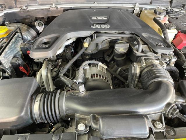 ジープ・ラングラーアンリミテッド サハラ ローンチエディション アップルカープレイ バックカメラ オートクルーズコントロール 前席シートヒーター ALPINE製スピーカー ブラインドスポットアシスト ステアリングヒーター 純正ナビ LEDヘッドライト 禁煙車(19枚目)