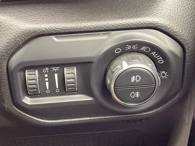 ジープ・ラングラーアンリミテッド サハラ ローンチエディション アップルカープレイ バックカメラ オートクルーズコントロール 前席シートヒーター ALPINE製スピーカー ブラインドスポットアシスト ステアリングヒーター 純正ナビ LEDヘッドライト 禁煙車(61枚目)