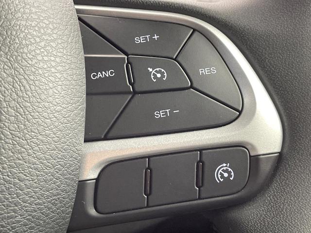 ジープ・レネゲード ロンジチュード　アップルカープレイ　バックカメラ　Ｂｅａｔｓサウンドシステム　オートクルーズコントロール　コーナーセンサー　７インチタッチモニター　３．５インチモノクロマルチビューディスプレイ　純正１６インチＡＷ（8枚目）