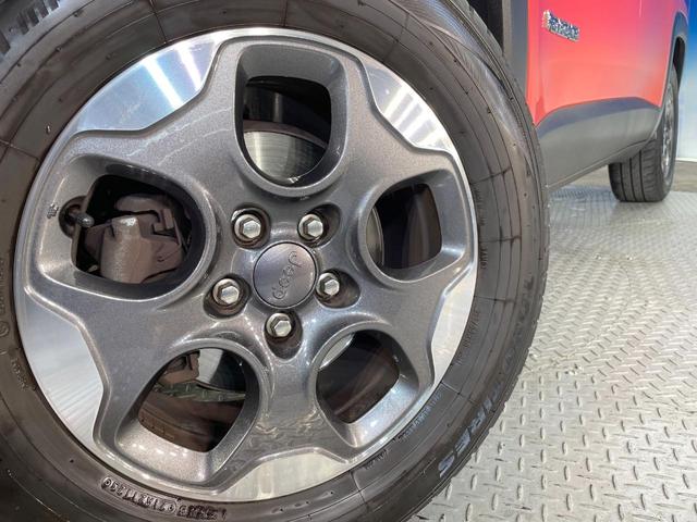 ジープ・レネゲード ロンジチュード　アップルカープレイ　バックカメラ　Ｂｅａｔｓサウンドシステム　オートクルーズコントロール　コーナーセンサー　７インチタッチモニター　３．５インチモノクロマルチビューディスプレイ　純正１６インチＡＷ（14枚目）