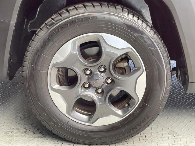 ジープ・レネゲード ロンジチュード　アップルカープレイ　バックカメラ　Ｂｅａｔｓサウンドシステム　オートクルーズコントロール　コーナーセンサー　７インチタッチモニター　３．５インチモノクロマルチビューディスプレイ　純正１６インチＡＷ（29枚目）