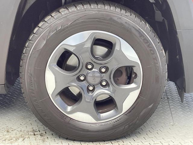 ジープ・レネゲード ロンジチュード　アップルカープレイ　バックカメラ　Ｂｅａｔｓサウンドシステム　オートクルーズコントロール　コーナーセンサー　７インチタッチモニター　３．５インチモノクロマルチビューディスプレイ　純正１６インチＡＷ（31枚目）