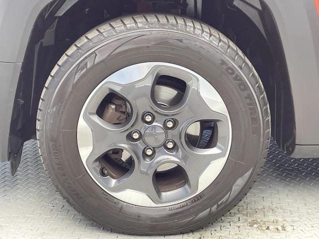 ジープ・レネゲード ロンジチュード　アップルカープレイ　バックカメラ　Ｂｅａｔｓサウンドシステム　オートクルーズコントロール　コーナーセンサー　７インチタッチモニター　３．５インチモノクロマルチビューディスプレイ　純正１６インチＡＷ（32枚目）