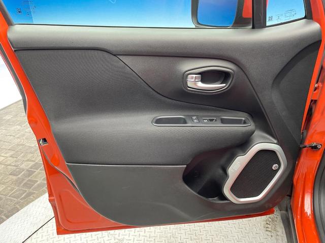 ジープ・レネゲード ロンジチュード　アップルカープレイ　バックカメラ　Ｂｅａｔｓサウンドシステム　オートクルーズコントロール　コーナーセンサー　７インチタッチモニター　３．５インチモノクロマルチビューディスプレイ　純正１６インチＡＷ（35枚目）