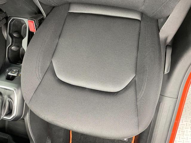 ジープ・レネゲード ロンジチュード　アップルカープレイ　バックカメラ　Ｂｅａｔｓサウンドシステム　オートクルーズコントロール　コーナーセンサー　７インチタッチモニター　３．５インチモノクロマルチビューディスプレイ　純正１６インチＡＷ（38枚目）