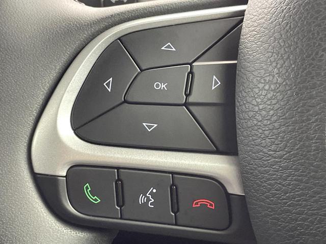 ジープ・レネゲード ロンジチュード　アップルカープレイ　バックカメラ　Ｂｅａｔｓサウンドシステム　オートクルーズコントロール　コーナーセンサー　７インチタッチモニター　３．５インチモノクロマルチビューディスプレイ　純正１６インチＡＷ（54枚目）