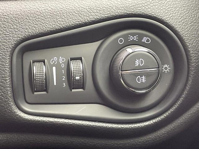 ジープ・レネゲード ロンジチュード　アップルカープレイ　バックカメラ　Ｂｅａｔｓサウンドシステム　オートクルーズコントロール　コーナーセンサー　７インチタッチモニター　３．５インチモノクロマルチビューディスプレイ　純正１６インチＡＷ（57枚目）