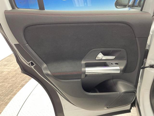 ＧＬＡクラス ＧＬＡ２００ｄ　４マチック　ＡＭＧライン　パノラミックスライディングルーフ　ナビゲーションパッケージ　禁煙車　レーダークルーズ　ＡｐｐｌｅＣａｒＰｌａｙ　全周囲カメラ　純正ナビ　電動リアゲート　アンビエントライト　ＬＥＤヘッドライト　４ＷＤ（33枚目）