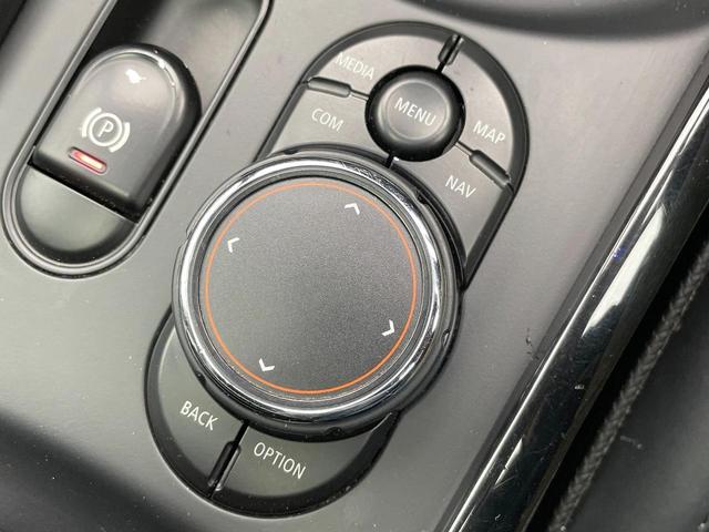 ＭＩＮＩ クーパーＳＤ　クラブマン　パノラマサンルーフ　ＭＩＮＩユアーズＰＫＧ　ペッパーＰＫＧ　黒革シート　レーダークルコン　バックカメラ　前席シートヒーター　前席パワーシート　ＬＥＤ　衝突被害軽減ブレーキ　クリアランスソナー　ＥＴＣ（46枚目）