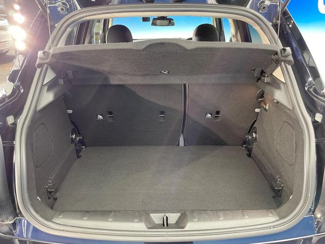 ＭＩＮＩ クーパーＳ　クラシック・トリム　クラシックトリム　純正１７インチブラック塗装ＡＷ　ＡｐｐｌｅＣａｒＰｌａｙ　前席シートヒーター　バックカメラ　クルーズコントロール　衝突被害軽減ブレーキ　ヘッドアップディスプレイ　ＥＴＣ　禁煙車（12枚目）