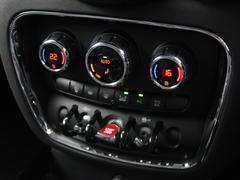 ●デュアルオートエアコン：運転席・助手席それぞれで温度設定が可能な独立式オートエアコンを標準装備しております！ 7