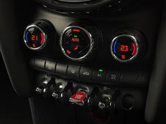 ●デュアルオートエアコン：運転席・助手席それぞれで温度設定が可能な独立式オートエアコンを標準装備しております！ 5