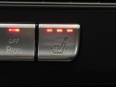 ●全席シートヒーター：高級感あふれるレザーシートに、前席・後席にシートヒーターを搭載しております。 7