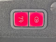 ●電動リアゲート：ワンタッチでリアゲートの開閉ができ、荷物などで両手が塞がっている状態でも簡単に開閉ができる便利機能です。 5