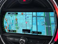 ●ＭＩＮＩ純正ナビ：一体感のあるナビは、高級感ある車内を演出してくれます。Ｂｌｕｅｔｏｏｔｈ再生などオーディオ機能も充実しておりますので、運転もより楽しめます♪ 6