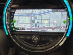 ●純正ナビ：一体感のあるナビは、高級感ある車内を演出してくれます。オーディオ機能も充実しておりますので、運転もより楽しめます♪ 5