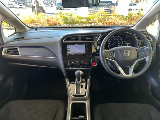 シャトル Ｇホンダセンシング　社外ナビ／リアカメラ／ホンダセンシング／ハロゲンヘッドライト／スマートキー／音声タイプＥＴＣ付／リアプライバシーガラス／フルホイールキャップ（2枚目）