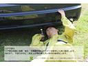 リア部の骨格に損傷・修正・交換跡がないかライトを使用し入念に確認します。合わせて、下回りのサビ・突き上げ等の見えづらい部分の確認もします。