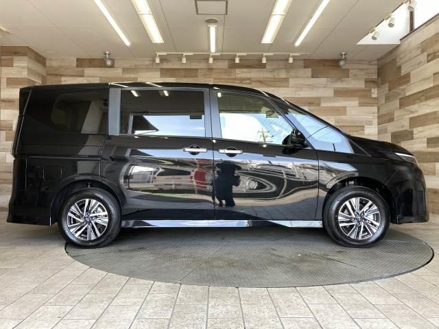 セレナ ハイウェイスターＶ　純正１２．３型ナビ　アラウンドビューモニター　シートヒーター　ＥＴＣ　プロパイロット　デジタルインナーミラー　後席シートヒーター　ブラインドスポットモニター　両側電動スライドドア　ワイヤレス充電（14枚目）