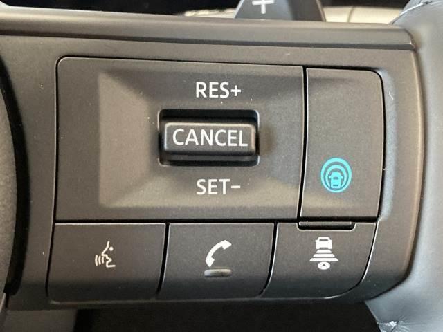 【プロパイロット】運転支援システムが搭載されております。全車速域追従式クルーズコントロールやレーンキープで長距離運転をアシスト。