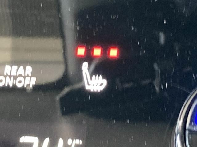 セレナ ハイウェイスターＶ　純正１２．３型ナビ　アラウンドビューカメラ　シートヒーター　ステアリングヒーター　ブラインドスポットモニター　プロパイロッド　デジタルインナーミラー　ワイヤレス充電　電動パーキングブレーキ　ＥＴＣ（8枚目）