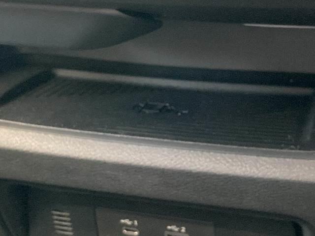 【ワイヤレス充電】スマートフォンを置くだけで充電可能です！