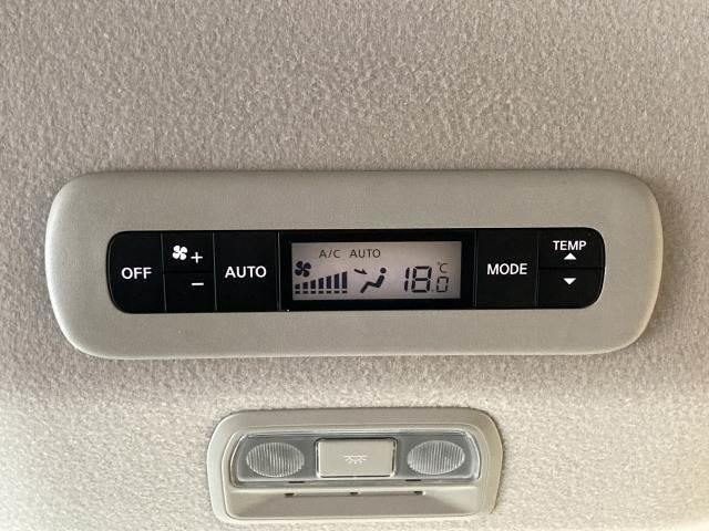 【後席エアコン】運転席助手席のみならず後席に乗る人への配慮がなされていますので多人数でのドライブも快適ですね。