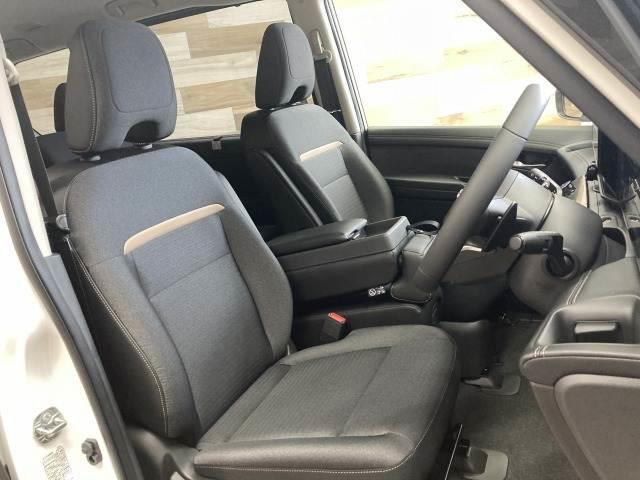 セレナ ハイウェイスターＶ　純正１２．３型ナビ　アラウンドビューカメラ　シートヒーター　ステアリングヒーター　ブラインドスポットモニター　プロパイロッド　デジタルインナーミラー　ワイヤレス充電　電動パーキングブレーキ　ＥＴＣ（11枚目）