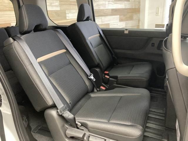 セレナ ハイウェイスターＶ　純正１２．３型ナビ　アラウンドビューカメラ　シートヒーター　ステアリングヒーター　ブラインドスポットモニター　プロパイロッド　デジタルインナーミラー　ワイヤレス充電　電動パーキングブレーキ　ＥＴＣ（12枚目）