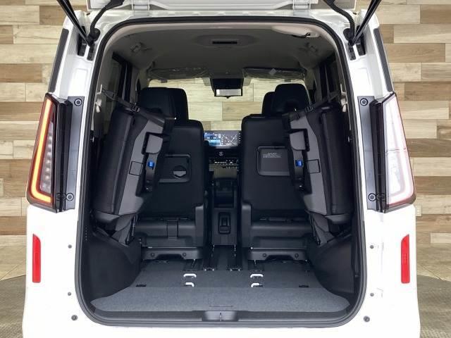 セレナ ハイウェイスターＶ　純正１２．３型ナビ　アラウンドビューカメラ　シートヒーター　ステアリングヒーター　ブラインドスポットモニター　プロパイロッド　デジタルインナーミラー　ワイヤレス充電　電動パーキングブレーキ　ＥＴＣ（13枚目）