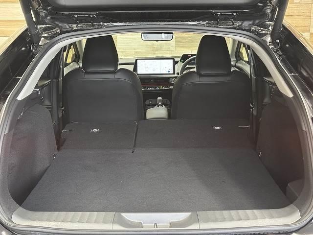 プリウス Ｚ　純正１２．３型ナビ　パノラミックビューモニター　ブラインドスポットモニター　ワイヤレス充電　パーキングアシスト　ＡＣ１００Ｖ電源　レーダークルーズコントロール　電動リアゲート　シートメモリー　ＥＴＣ（13枚目）