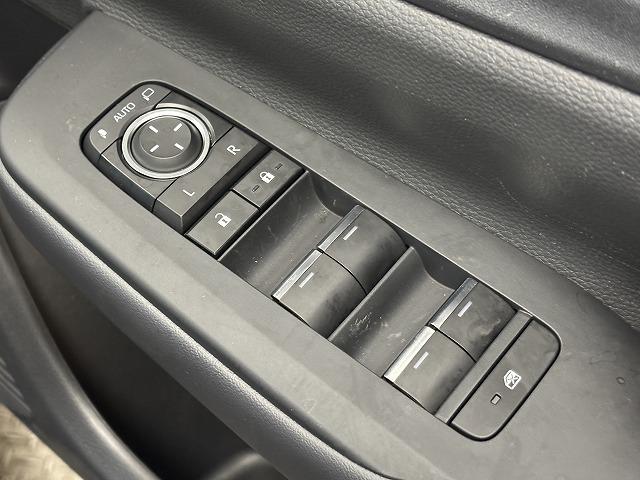 プリウス Ｚ　純正１２．３型ナビ　パノラミックビューモニター　ブラインドスポットモニター　ワイヤレス充電　パーキングアシスト　ＡＣ１００Ｖ電源　レーダークルーズコントロール　電動リアゲート　シートメモリー　ＥＴＣ（38枚目）