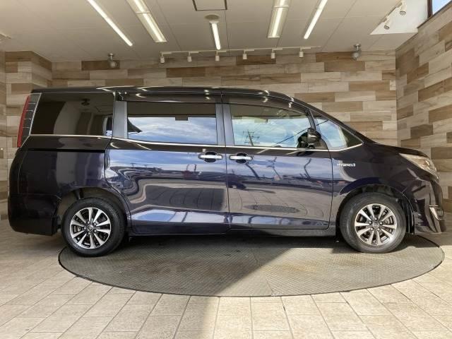 エスクァイア ハイブリッドGi プレミアムパッケージ 純正10型ナビ/フリップダウンモニター/両側電動スライドドア/衝突軽減ブレーキ/シートヒーター/ハーフレザーシート/クルーズコントロール/ビルトインETC/レーンキープ/スマートキー/バックカメラ(17枚目)