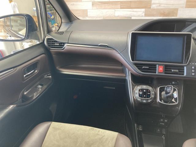 エスクァイア ハイブリッドGi プレミアムパッケージ 純正10型ナビ/フリップダウンモニター/両側電動スライドドア/衝突軽減ブレーキ/シートヒーター/ハーフレザーシート/クルーズコントロール/ビルトインETC/レーンキープ/スマートキー/バックカメラ(52枚目)