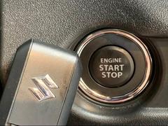 【スマートキー・プッシュスタート】キーを身につけている状態なら、ドアに付いているスイッチを押すだけで、ドアロックの開閉ができる機能。エンジン始動も便利です 4